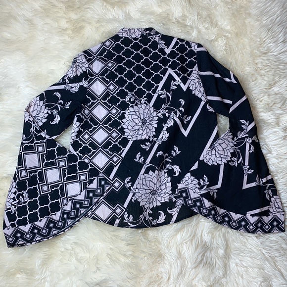 •lenni the label• white dahlia {bell sleeved} cropped blouse - Picture 9 of 9